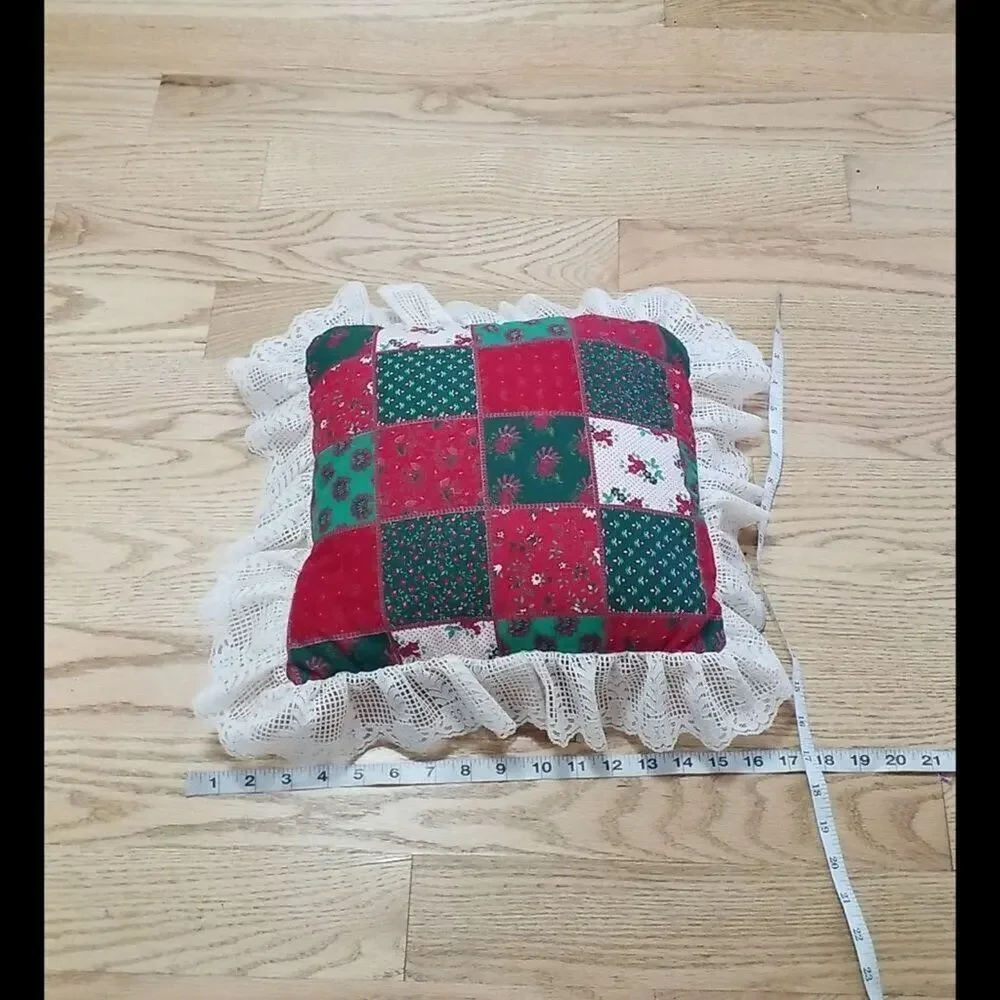 ‎CHRISTMAS DECORATIVE PILLOW LACE DETAILS